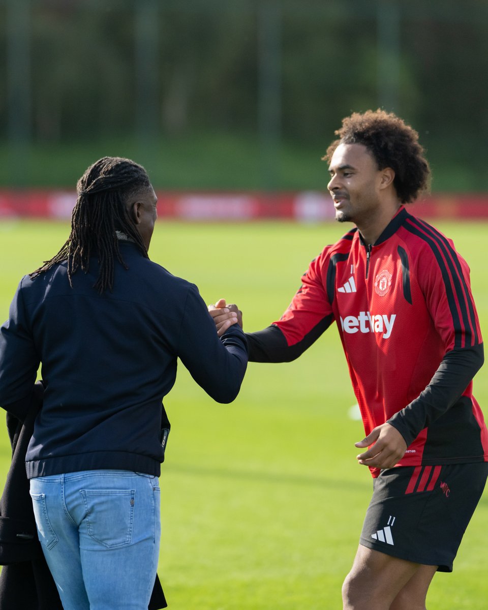 ManUtd's tweet photo. When Clarence Seedorf visited Carrington 🤝