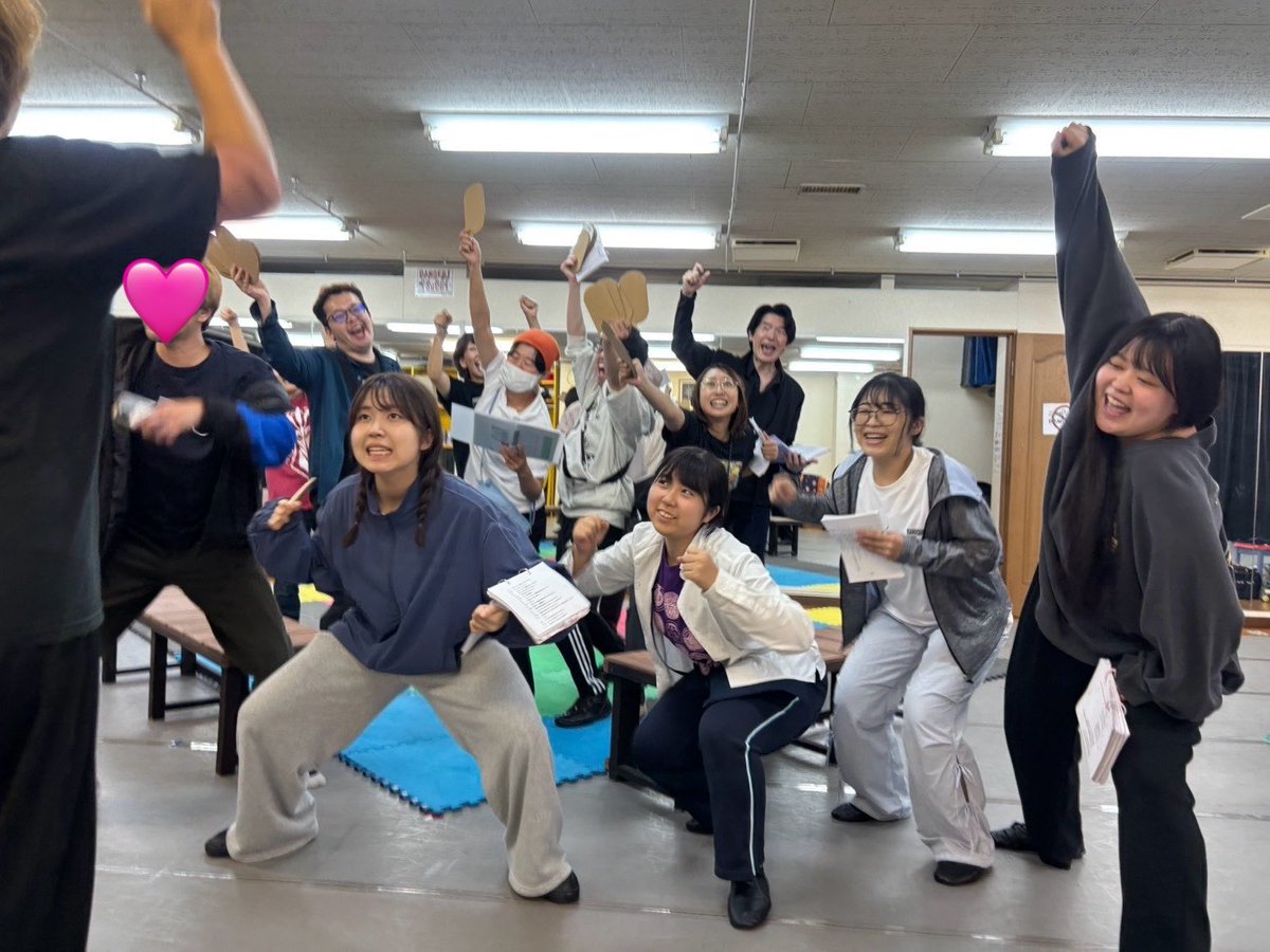 P_eggseikimatu's tweet photo. 本日は粋(すい)組の稽古日でした！！
ららちゃん容さん助っ人ありがとうございます😊😊

だんだんとルールが決まってきて、それとともに世界が見えてきて、みんなが活き活きしてきましたなぁ！！
ここからもっともっと粋(いき)粋(いき)していきたいですねぇ！！

#pegg2026
#迎夢
#稽古場風景 https://t.co/FljXEqFluN