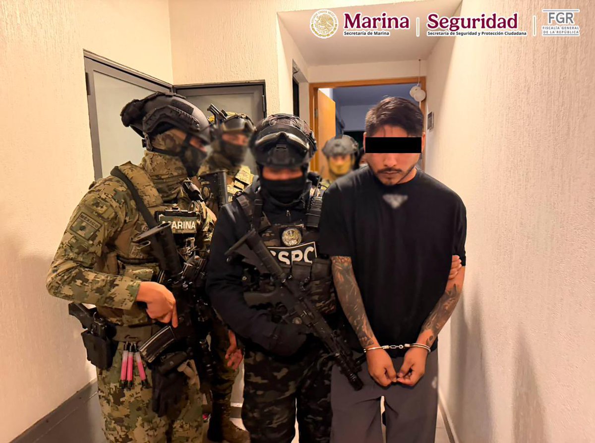 OHarfuch's tweet photo. Por instrucciones de la Presidenta @Claudiashein, mantenemos un trabajo permanente de inteligencia, investigación y coordinación para combatir a los grupos criminales que generan violencia en Oaxaca, particularmente en Juchitán de Zaragoza y la región del Istmo de Tehuantepec.

Como resultado de trabajo de la Unidad de Inteligencia Naval de @SEMAR_mx y de CNI, en Guadalajara, Jalisco, fue detenido Iván N, alias  “ El Cromo”, identificado como uno de los  líderes de la organización criminal “Los Cromos”, vinculada con el CJNG y relacionada con homicidios, extorsión, cobro de piso, secuestro y tráfico de drogas y armas.

El detenido cuenta con dos órdenes de aprehensión documentadas por homicidio calificado, relacionadas con tres víctimas, y con una tercera orden por el mismo delito, correspondiente a 2020, referida en los registros de inteligencia. Asimismo, su organización está señalada en las investigaciones por su presunta participación en el cobarde homicidio de una niña de apenas cuatro años de edad, ocurrido en Juchitán. Se había ofrecido una recompensa ciudadana de hasta dos millones de pesos por información que permitiera su captura.

Esta detención da continuidad a las investigaciones que permitieron, el pasado 23 de septiembre, detener a Miguel “N”, entonces presidente municipal de Juchitán de Zaragoza, y a otro integrante de esta estructura criminal, por su probable participación en delitos de extorsión agravada y contra la seguridad del Estado, así como por presuntos esquemas de protección a organizaciones delictivas.
Esta operación fue encabezada por @SEMAR_mx con  @SSPCMexico, @Defensamx1 @FGRMexico @GN_MEXICO_ el Centro Nacional de Inteligencia, la Unidad de Inteligencia Financiera, la Fiscalía de Oaxaca  y otras autoridades de Oaxaca y Jalisco. 
Agradecemos a los gobernadores @salomonj y @PabloLemusN  por su apoyo a las autoridades federales.