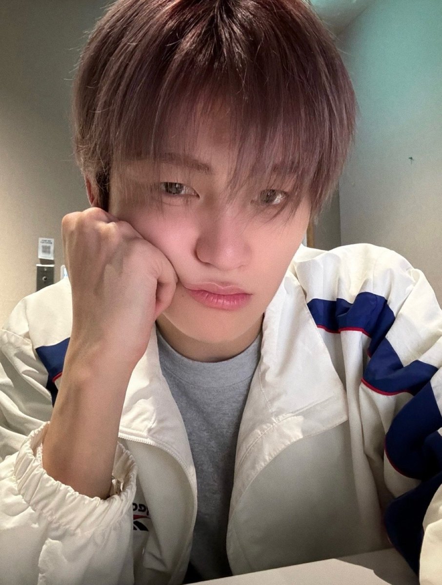 hsanjihoon's tweet photo. もう少しだけ見つめててもいいかな? https://t.co/fhvM0Xv1M9