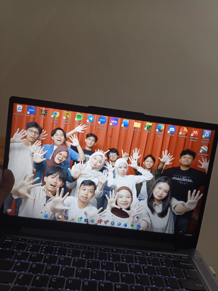 zvyoona's tweet photo. trnyt lingkungan kuliahku baik ya. kalau UTS beneran kompak buat gak nyontek. sehari sebelum UTS pd belajar, ada yg mandiri ada yg belajar bareng. inikah hikmah aku gapyear dan ditolak sama univ impianku, aku malah dapet temen yg gak menghakimi aku pas aku lemot nerima materi:) https://t.co/UoDQLyfzra