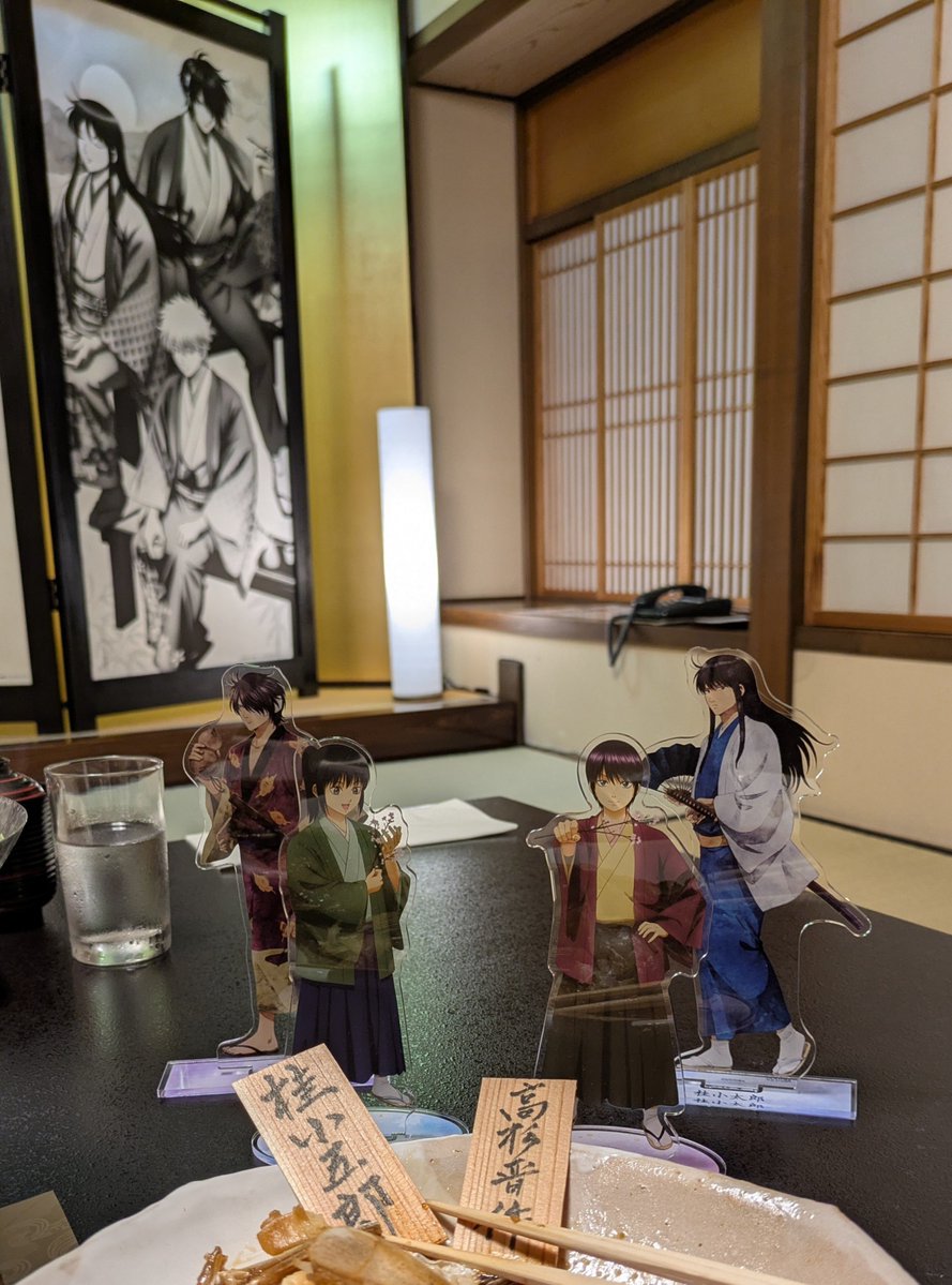DABADG5's tweet photo. お宿。部屋から見える庭園も綺麗で窓際に三味線持って座ると高杉ごっこできるし、頭上にこの屏風なので眠れないアル状態。部屋広杉。
女将さん1部屋ずつ回ってるのかな。
タイミングよく大浴場独り占めでき吹き出物が消えたので萩温泉効能ヤバい。
ちょいちょいキャンセル出るので小まめにチェックを https://t.co/gvCgjB57ZB