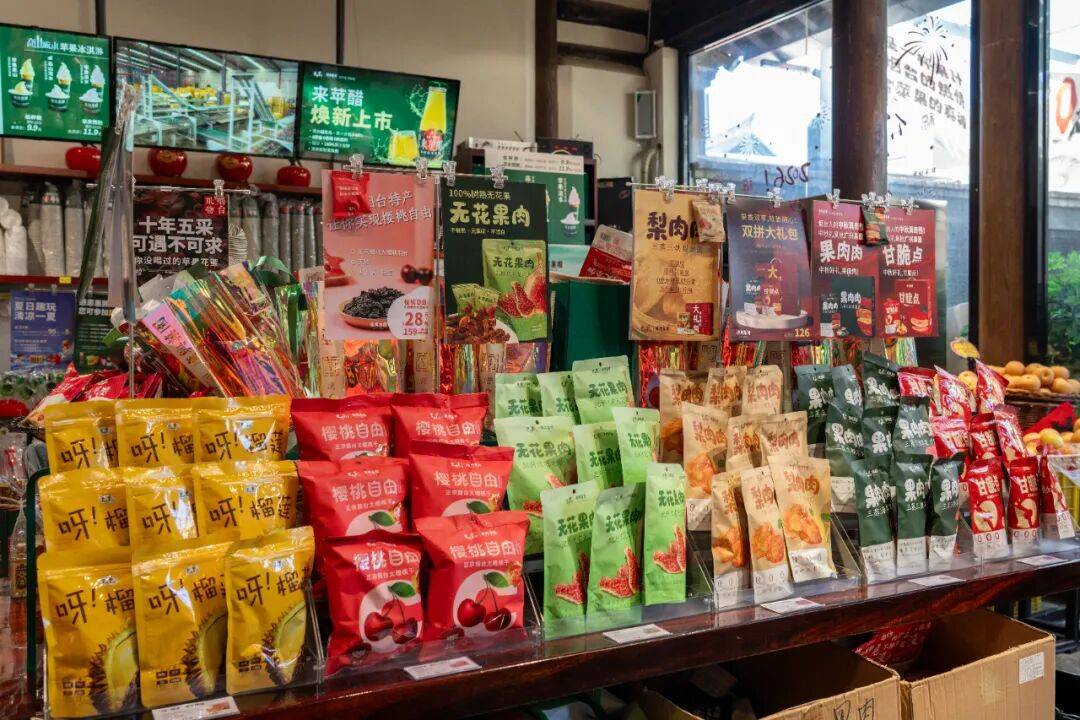 ramanuj9's tweet photo. I tried the new vinegar store structural snack at the alley fair—its sour edge with crispy layers hit different! https://t.co/NsNNEHJkmU