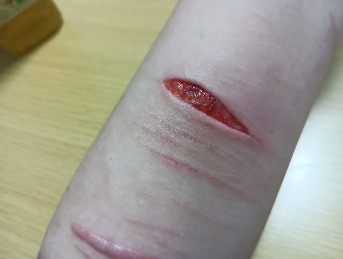 gomikasu_zzz's tweet photo. #sh   #selfharm
Halloween makeup fake
←2日前　　　　　現在→ https://t.co/slB2LkB0Fs