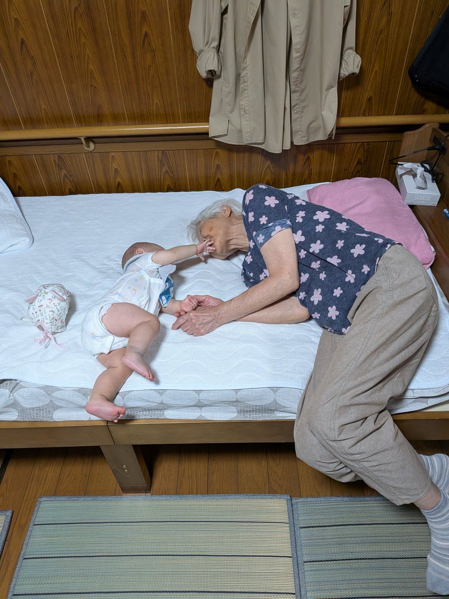 chuosenkoka's tweet photo. 90歳のおばあちゃんと0歳の娘
ずーっと忘れたくない光景 https://t.co/iCVXcod0tC