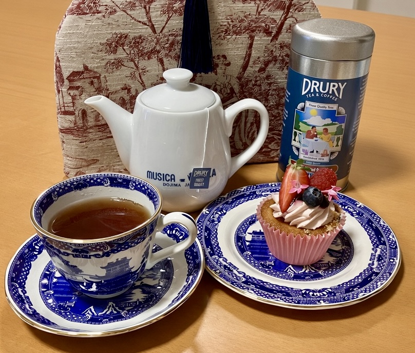 mgmgchiikawa's tweet photo. 机の上はAIに片付けてもらったので😆

英国フェア🇬🇧のカップケーキ🧁
デカフェ　イングリッシュブレックファースト
早速リントンズのトリオを使って

#茶好連 https://t.co/8mAmNOI36y
