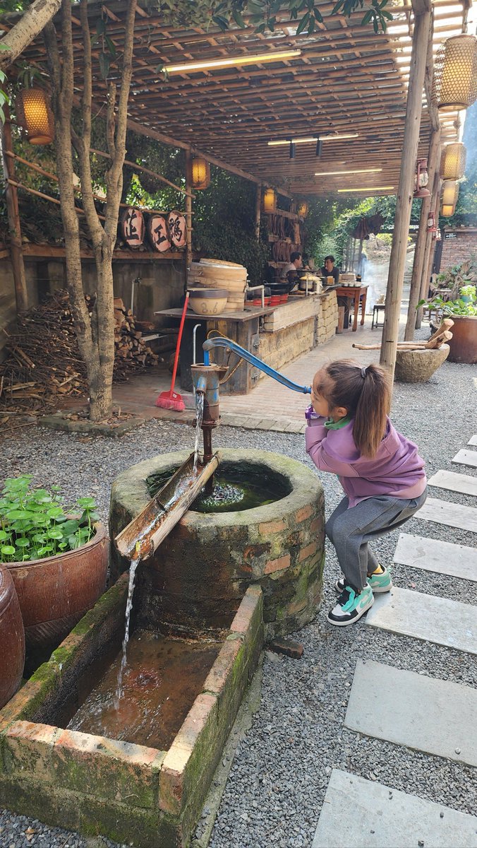 KatherineJixxg's tweet photo. [今日は古びた食堂の煙突から、温かいスープの香りが漂ってくる]， https://t.co/GazgvUtlTV