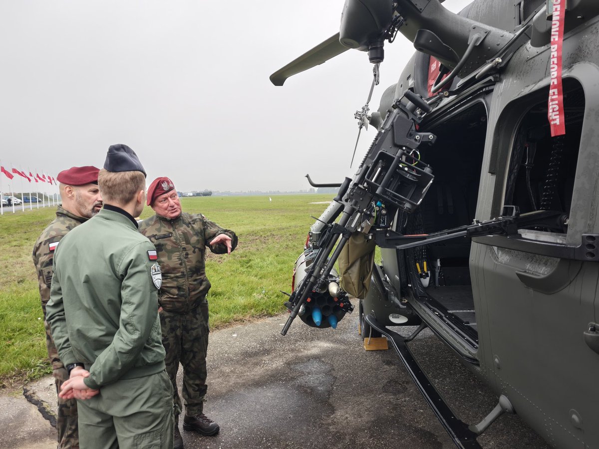 DGeneralneRSZ's tweet photo. Szkolenie „BLUE EYE 26” 🚁🇵🇱

✔️ W Nowym Glinniku odbyło się szkolenie „BLUE EYE 26”, poświęcone nowoczesnym technologiom bezzałogowym oraz systemom FPV. 

Wydarzenie było okazją do zaprezentowania możliwości współczesnych bezzałogowych statków powietrznych, a także rozwiązań technologicznych wykorzystywanych w ich budowie i obsłudze. 

🛰️🚁 W programie znalazły się prezentacje dronów i systemów FPV, pokazy ich możliwości, a także prezentacja procesu budowy, naprawy i serwisowania bezzałogowców. Uczestnicy mogli również zapoznać się z wykorzystaniem technologii druku 3D w tym obszarze. 

W wydarzeniu uczestniczył dowódca generalny Rodzajów Sił Zbrojnych, gen. broni Marek Sokołowski oraz gen. bryg. Witold Bartoszek, inspektor Wojsk Bezzałogowych Systemów Uzbrojenia Dowództwa Generalnego RSZ 🇵🇱.

📷 Mirosław C. Wójtowicz Klub Dowództwa Generalnego Rodzajów Sił Zbrojnych

ppor. Ireneusz Dorożański Sztab Generalny Wojska Polskiego