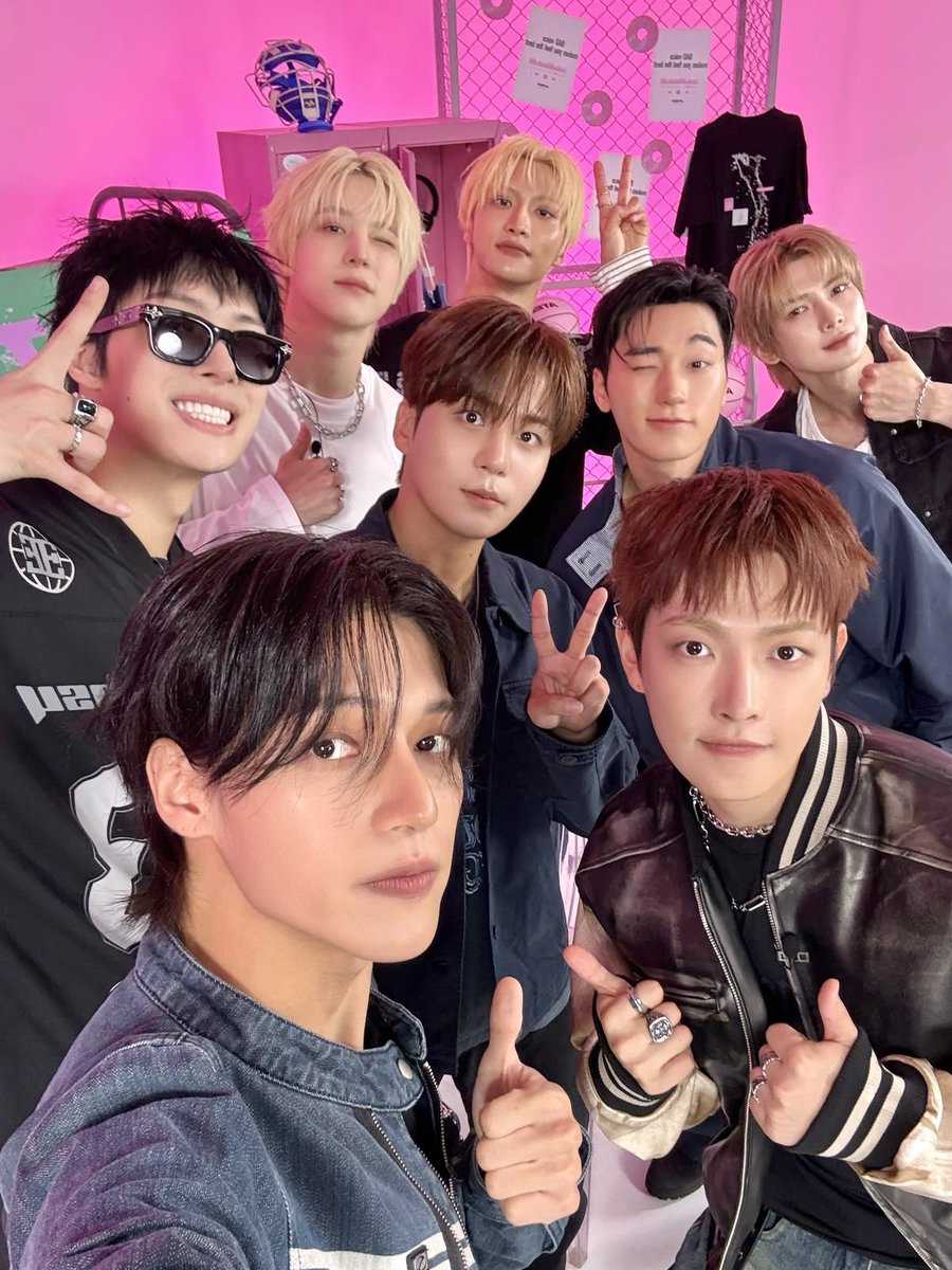 ATZZINA_'s tweet photo. 난 이 복붙같은 구도와 영원히 같은 맴버배치
로 찍힌 단체사진들을 사랑한다….. https://t.co/5VsVYMn7KP