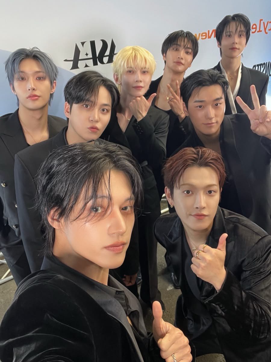 ATZZINA_'s tweet photo. 난 이 복붙같은 구도와 영원히 같은 맴버배치
로 찍힌 단체사진들을 사랑한다….. https://t.co/5VsVYMn7KP