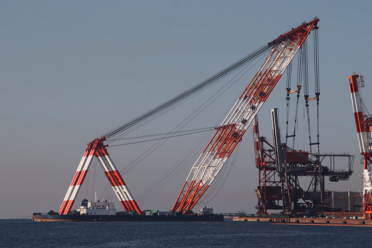 0jj38v1r04m5t1a's tweet photo. 10/11
「海翔」

神戸製鋼所 加古川製鉄所の
アンローダー設置・撤去工事に従事する
寄神建設の起重機船

定係港なので
見慣れた起重機船ですが
工事に従事している姿は
迫力もあり興味深い姿です

1987年に竣工した本船は
来年就役40周年を迎えます

#東播磨港 https://t.co/P3oJcnged0