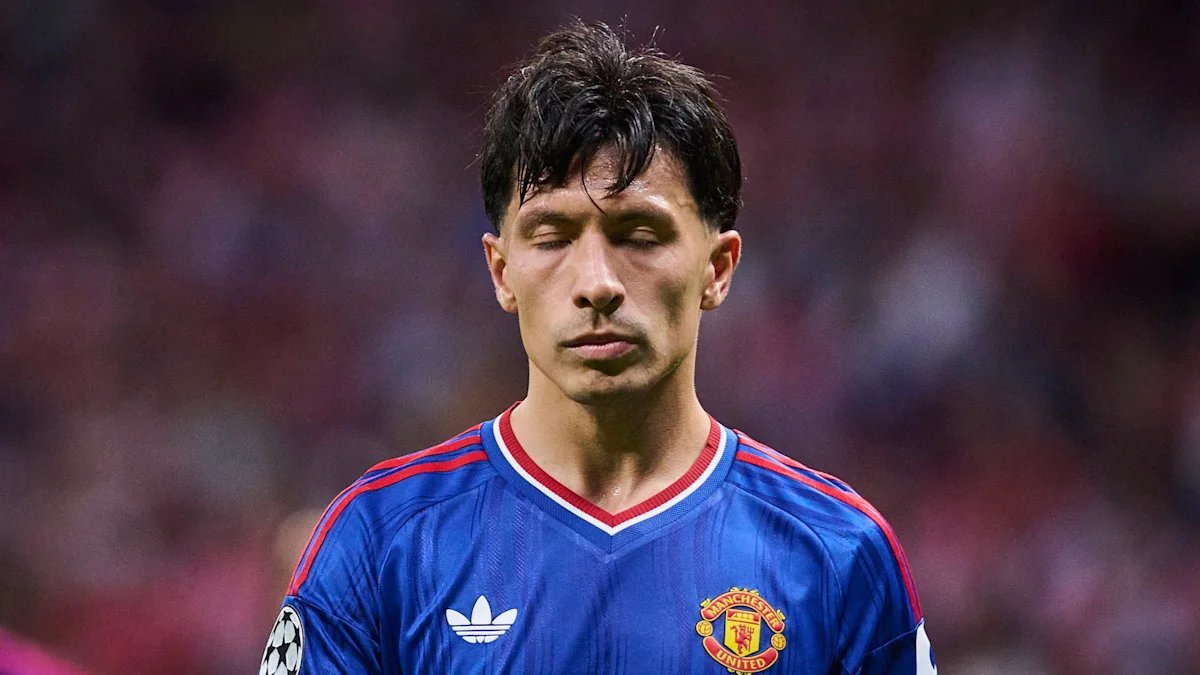 AliceTalksFooty's tweet photo. What INEOS are getting their PR journalists to say about Martinez now is nasty and calculated. 
- “He wanted to leave in the summer.” Funny how that story appears NOW for the first time.
- “He’s upset his teammates and divided the dressing room.” His comments were aimed at the owners, not the players... anyone with a brain can see that.

United fans, don’t fall for it. We’re now being told the dressing room is angry with Licha and he’s wanted out for a year. Where were these stories when he was supposedly pushing for Atletico? If this was true it would've been reported in summer.

Lisandro said what most his teammates were thinking btw.

This looks like an attempt to turn fans against Martinez. Make HIM the villain, shift attention away from the owners and so they can avoid answering what he actually said.

He calls out the owners, and suddenly HE’S the villain now in the media. Seen this before and not falling for these reports.