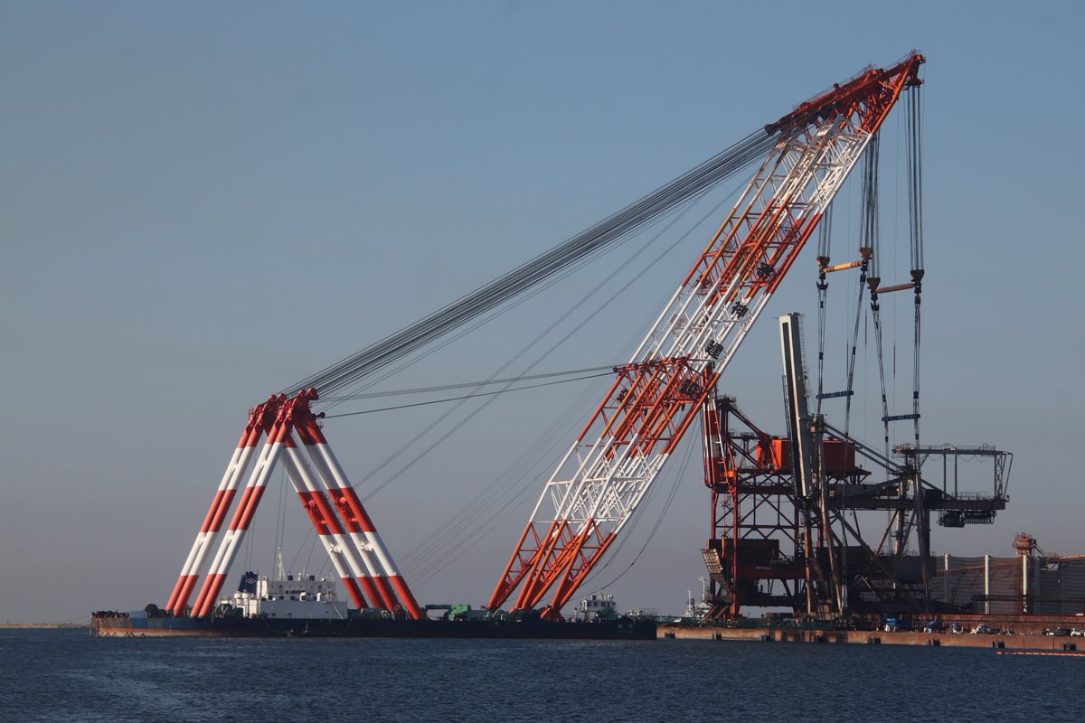 0jj38v1r04m5t1a's tweet photo. 10/11
「海翔」

神戸製鋼所 加古川製鉄所の
アンローダー設置・撤去工事に従事する
寄神建設の起重機船

定係港なので
見慣れた起重機船ですが
工事に従事している姿は
迫力もあり興味深い姿です

1987年に竣工した本船は
来年就役40周年を迎えます

#東播磨港 https://t.co/P3oJcnged0