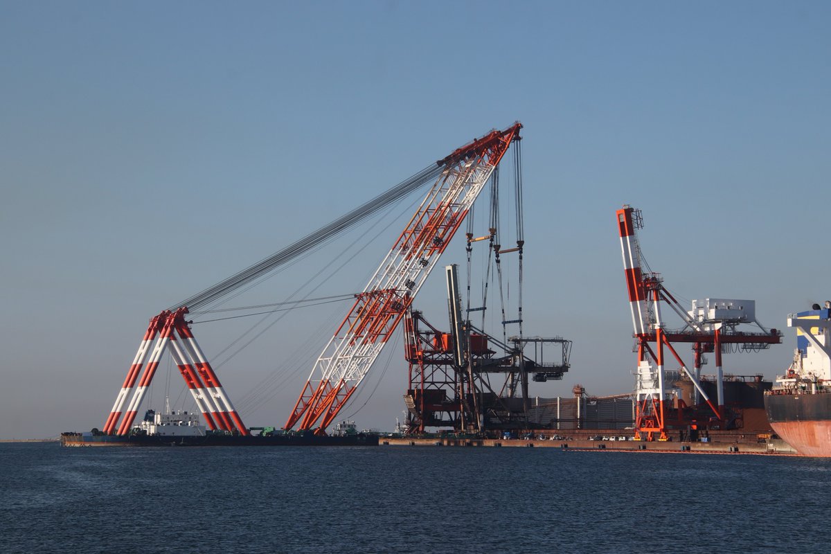 0jj38v1r04m5t1a's tweet photo. 10/11
「海翔」

神戸製鋼所 加古川製鉄所の
アンローダー設置・撤去工事に従事する
寄神建設の起重機船

定係港なので
見慣れた起重機船ですが
工事に従事している姿は
迫力もあり興味深い姿です

1987年に竣工した本船は
来年就役40周年を迎えます

#東播磨港 https://t.co/P3oJcnged0