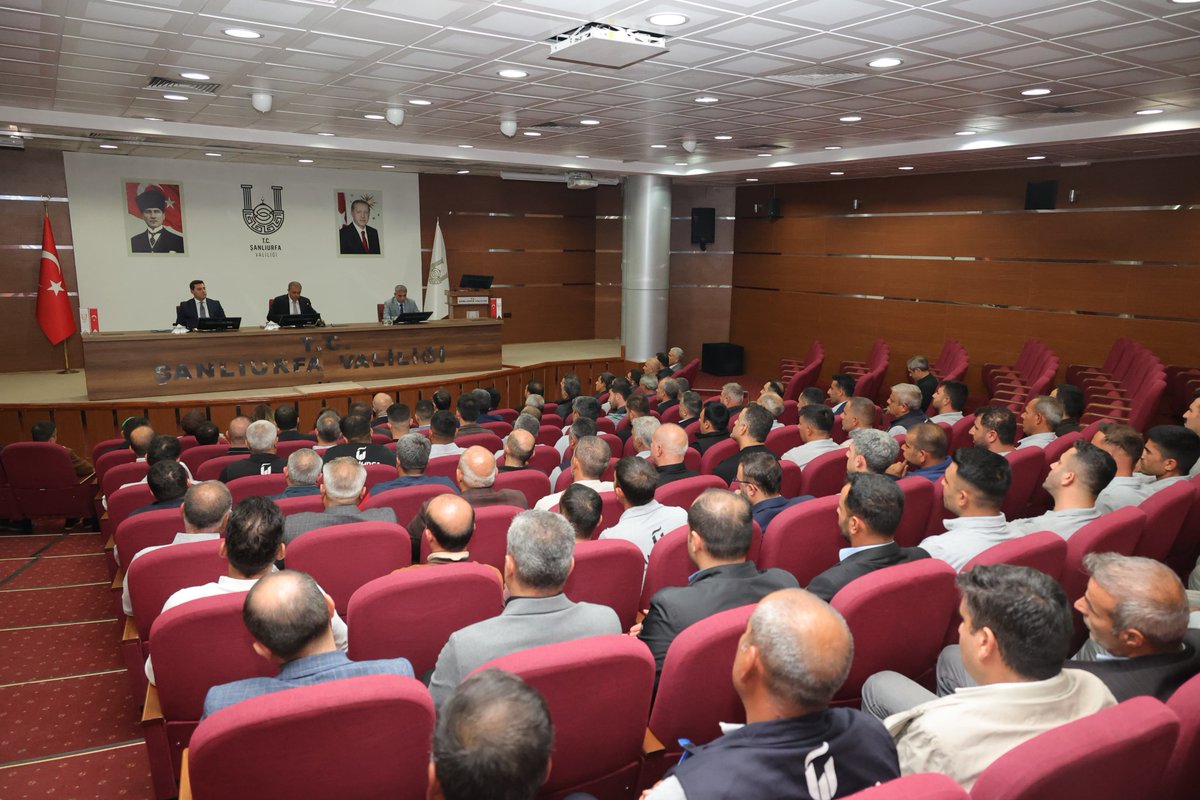 UrfaValiligi's tweet photo. Vali @hasansildak başkanlığında, Şanlıurfa Organize Sanayi Bölgesi birim yöneticileri ve bütün personelinin katılımıyla yürütülen çalışmalardaki verim ve performansın artırılması konulu toplantı düzenlendi. https://t.co/NPiA4SrJsU
