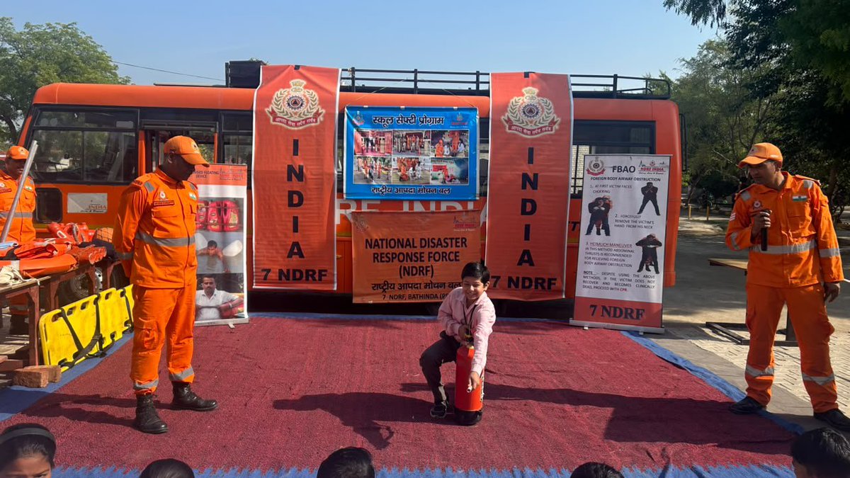 07NDRF's tweet photo. #7Bn NDRF conducted a School Safety Programme (SSP) at GSSS Kurar, Kaithal (HR) imparting safety awareness and lifesaving skills for effective response during emergencies. #NDRF https://t.co/YJX5CERAFj