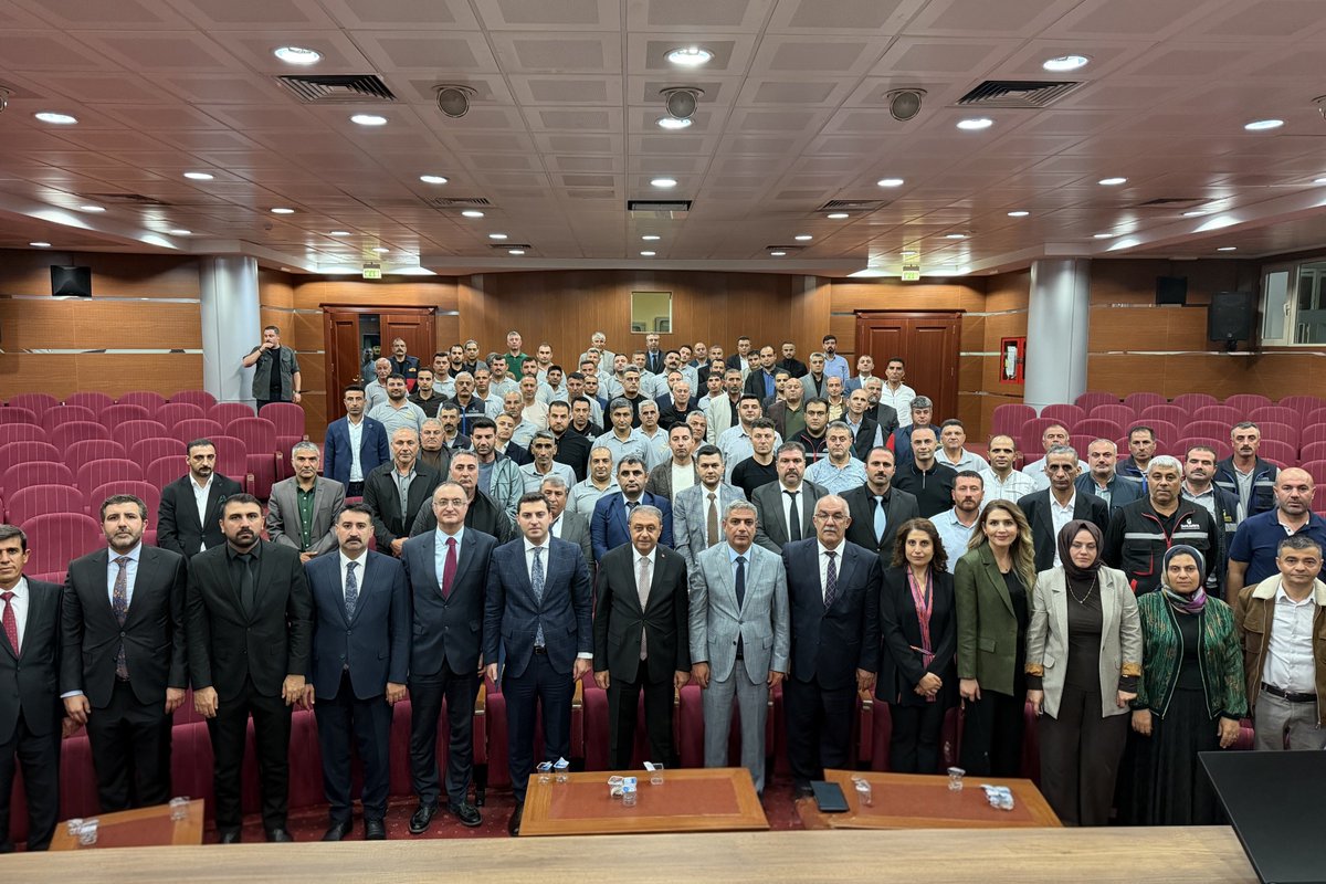 UrfaValiligi's tweet photo. Vali @hasansildak başkanlığında, Şanlıurfa Organize Sanayi Bölgesi birim yöneticileri ve bütün personelinin katılımıyla yürütülen çalışmalardaki verim ve performansın artırılması konulu toplantı düzenlendi. https://t.co/NPiA4SrJsU