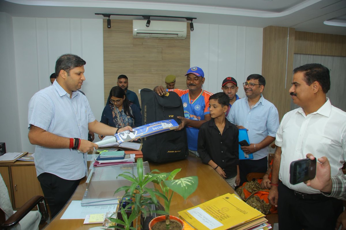 dm_ghaziabad's tweet photo. 🏏 जनता दर्शन में दिव्यांग क्रिकेटर की उम्मीद हुई पूरी

भारतीय व्हीलचेयर क्रिकेट टीम के खिलाड़ी एवं उत्तर प्रदेश व्हीलचेयर क्रिकेट टीम के कप्तान श्री राजा बाबू ने क्रिकेट किट चोरी हो जाने के कारण अभ्यास में आ रही कठिनाइयों से जिलाधिकारी महोदय को अवगत कराया था।

 जिलाधिकारी महोदय के निर्देश पर श्री राजा बाबू को नयी क्रिकेट किट उपलब्ध कराई गई। किट मिलने पर उन्होंने प्रसन्नता व्यक्त करते हुए जिलाधिकारी महोदय का आभार जताया।

@UPGovt 
@CMOfficeUP
@ChiefSecyUP
@CommissionerMe3