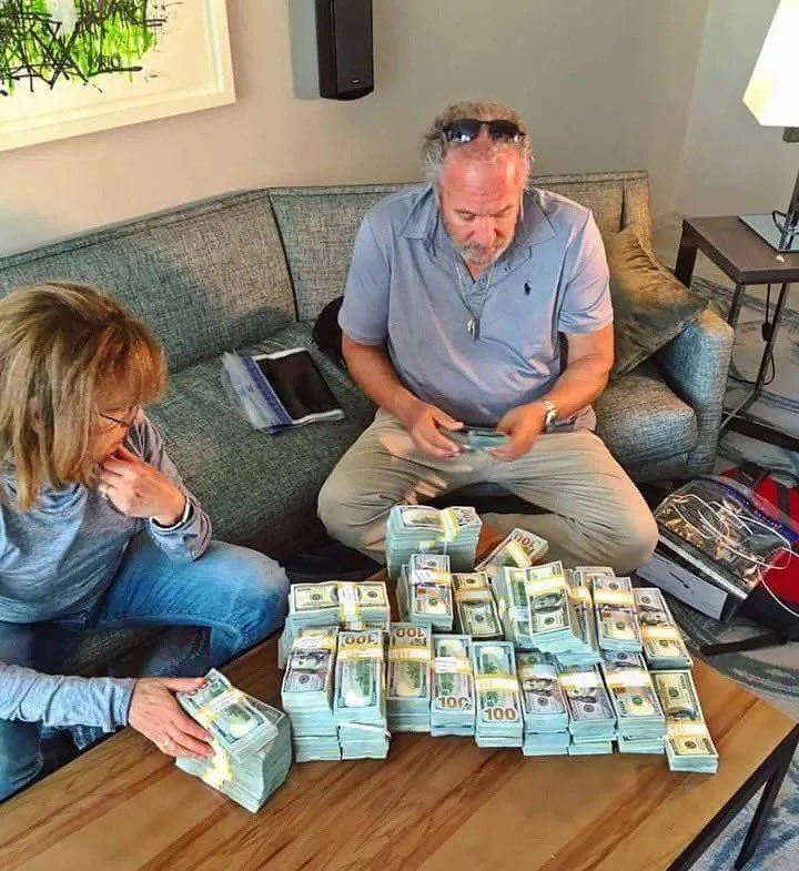 EvansKateq4ffi's tweet photo. Hello everyone I’m real Evans Kate I bless people everyday, Be honest with me and tell me your plans if you’re a chance to receive a $2.5m from me? Let me know in a comment section and follow me for more info. https://t.co/XTAfuUr9bl