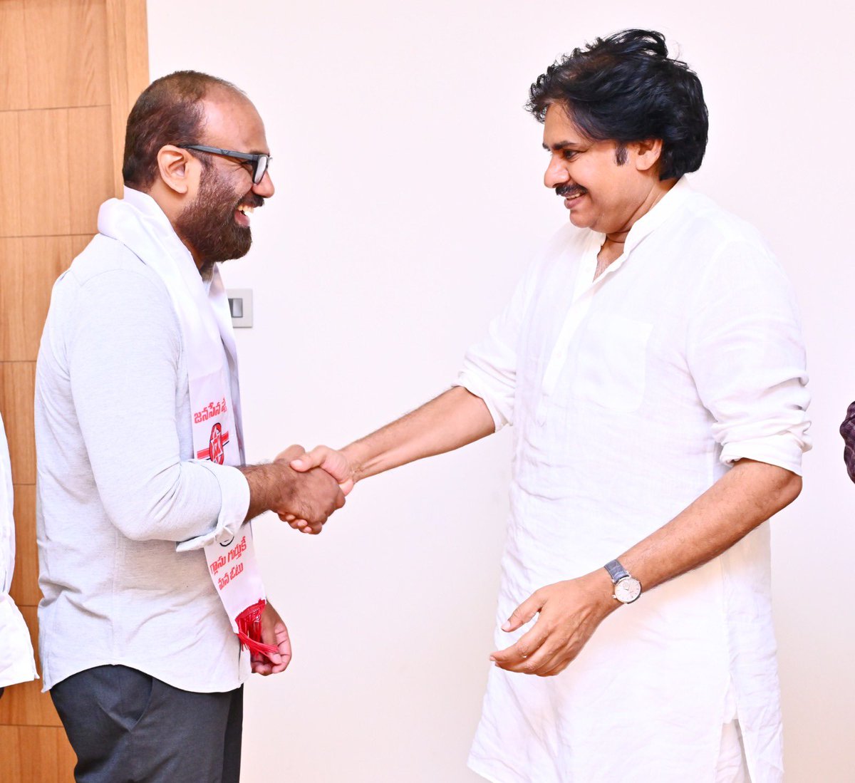 venupro's tweet photo. *జనసేన పార్టీలోకి శ్రీ వంగవీటి రాధాకృష్ణ గారు* 

* పార్టీ కండువా కప్పి సాదరంగా ఆహ్వానించిన పార్టీ అధ్యక్షులు శ్రీ పవన్ కళ్యాణ్ గారు 

దివంగత శ్రీ వంగవీటి మోహన రంగా గారి తనయుడు, మాజీ ఎమ్మెల్యే శ్రీ వంగవీటి రాధాకృష్ణ  గారికి రాష్ట్ర ఉప ముఖ్యమంత్రివర్యులు, పార్టీ అధ్యక్షులు శ్రీ పవన్ కళ్యాణ్ గారు పార్టీ కండువా కప్పి జనసేన పార్టీలోకి ఆహ్వానించారు. పార్టీలో చేరేందుకు జనసేన కేంద్ర కార్యాలయానికి బుధవారం సాయంత్రం వచ్చిన శ్రీ వంగవీటి రాధాకృష్ణ గారిని శ్రీ పవన్ కళ్యాణ్ గారు ఆత్మీయంగా ఆలింగనం చేసుకుని సాదరంగా స్వాగతం పలికారు. 
అనంతరం శ్రీ రాధాకృష్ణ గారు తన అనుచరులను శ్రీ పవన్ కళ్యాణ్ గారికి పరిచయం చేశారు. ప్రతి ఒక్కరితో ఆప్యాయంగా మాట్లాడుతూ ప్రత్యేకంగా ఫోటోలు తీయించుకున్నారు. జనసేన పార్టీ సిద్ధాంతాల కోసం కలసికట్టుగా పని చేద్దామని, ప్రజాసేవలో సమష్టి గా ముందుకు వెళదామని శ్రీ పవన్ కళ్యాణ్ గారు ఈ సందర్బంగా దిశానిర్దేశం చేశారు.

శ్రీ @PawanKalyan గారు @JanaSenaParty