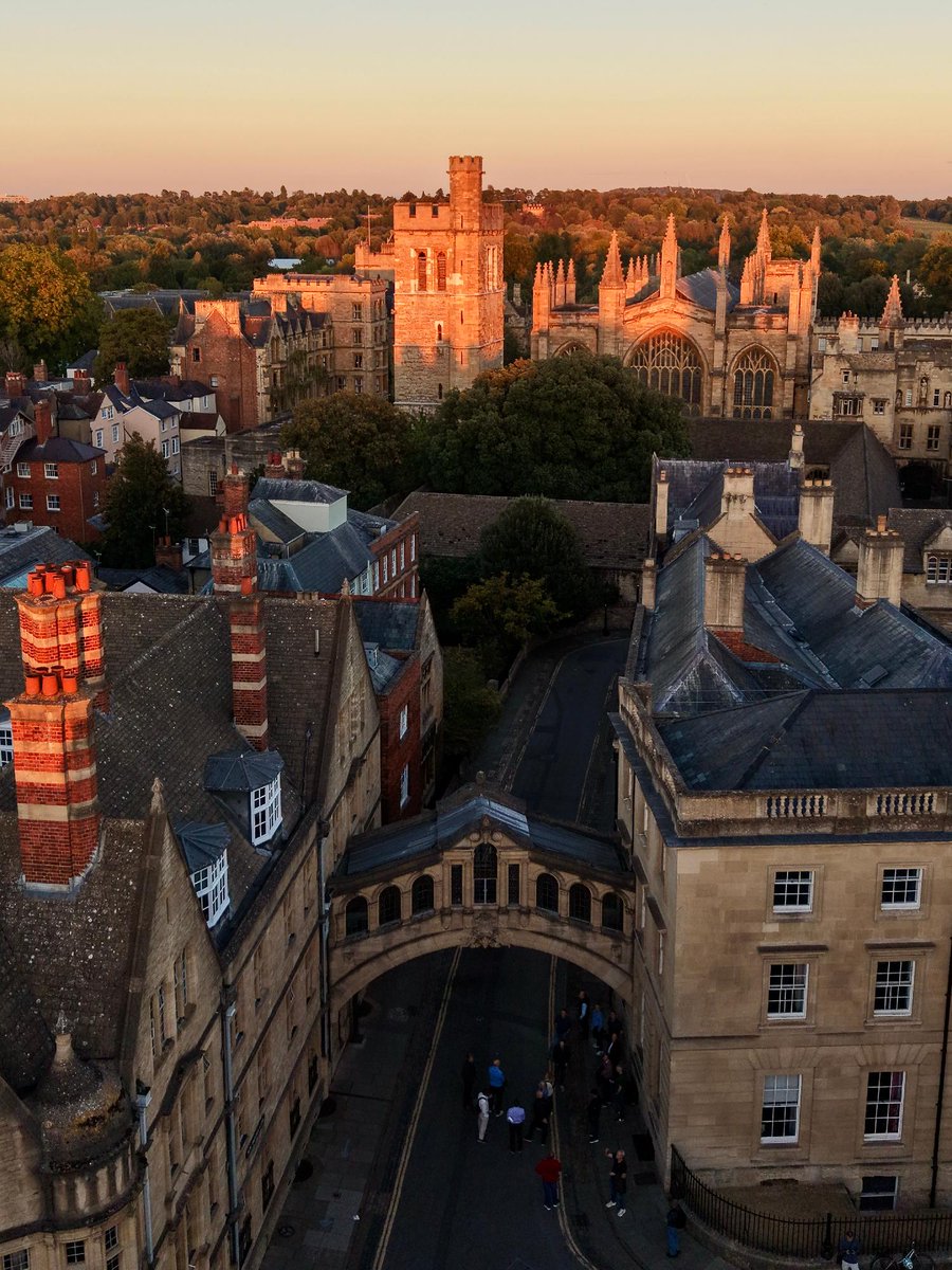 UniofOxford's tweet photo. An autumnal sunset over Oxford 🍂🌅

📸 Instagram | DrTSuleymanov (September, 2026) https://t.co/0zj3TwI9R5