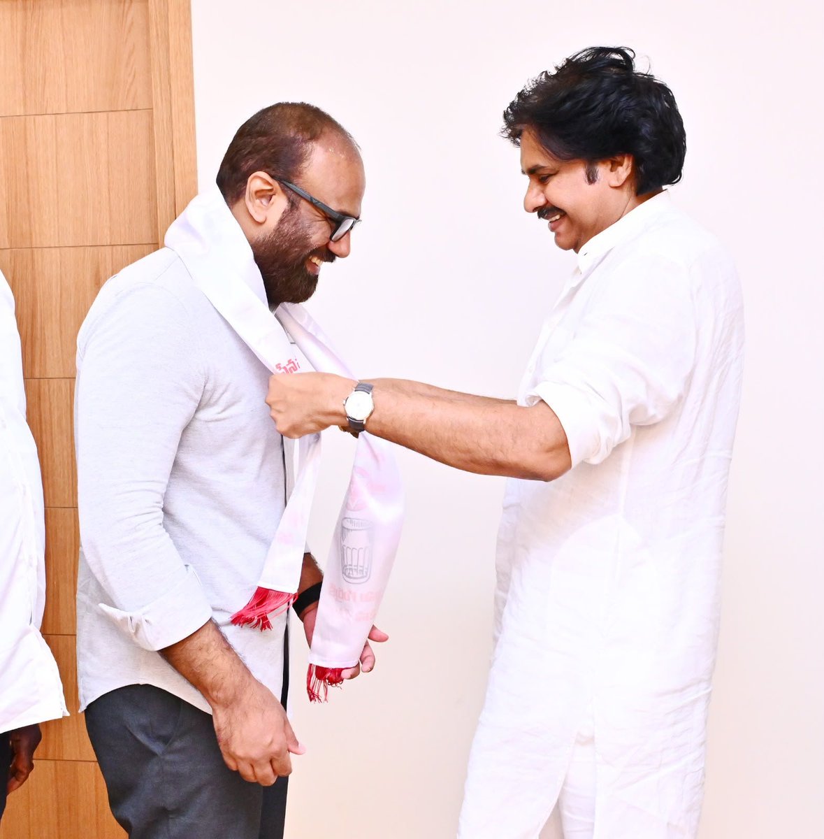 JanaSenaParty's tweet photo. జనసేన పార్టీలోకి శ్రీ వంగవీటి రాధాకృష్ణ గారు

* పార్టీ కండువా కప్పి సాదరంగా ఆహ్వానించిన పార్టీ అధ్యక్షులు శ్రీ @PawanKalyan గారు 

దివంగత శ్రీ వంగవీటి మోహన రంగా గారి తనయుడు, మాజీ ఎమ్మెల్యే శ్రీ వంగవీటి రాధాకృష్ణ  గారికి రాష్ట్ర ఉప ముఖ్యమంత్రివర్యులు, పార్టీ అధ్యక్షులు శ్రీ పవన్ కళ్యాణ్ గారు పార్టీ కండువా కప్పి జనసేన పార్టీలోకి ఆహ్వానించారు. పార్టీలో చేరేందుకు జనసేన కేంద్ర కార్యాలయానికి బుధవారం సాయంత్రం వచ్చిన శ్రీ వంగవీటి రాధాకృష్ణ గారిని శ్రీ పవన్ కళ్యాణ్ గారు ఆత్మీయంగా ఆలింగనం చేసుకుని సాదరంగా స్వాగతం పలికారు. 
అనంతరం శ్రీ రాధాకృష్ణ గారు తన అనుచరులను శ్రీ పవన్ కళ్యాణ్ గారికి పరిచయం చేశారు. ప్రతి ఒక్కరితో ఆప్యాయంగా మాట్లాడుతూ ప్రత్యేకంగా ఫోటోలు తీయించుకున్నారు. జనసేన పార్టీ సిద్ధాంతాల కోసం కలసికట్టుగా పని చేద్దామని, ప్రజాసేవలో సమష్టి గా ముందుకు వెళదామని శ్రీ పవన్ కళ్యాణ్ గారు ఈ సందర్బంగా దిశానిర్దేశం చేశారు.