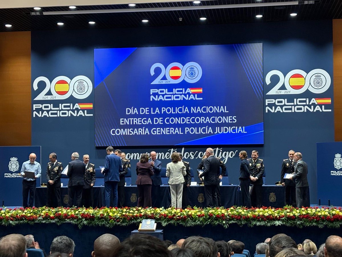 mercamadrid_hoy's tweet photo. 🆙Recibimos el reconocimiento de la Comisaría General de Policía Judicial por nuestra especial colaboración en la lucha contra la delincuencia, en el marco de la celebración del Día de la Policía Nacional 

😊Mercamadrid acoge con orgullo y un profundo sentido de la responsabilidad este reconocimiento, que se produce en el marco del impulso, en los últimos años, de la cooperación entre ambas instituciones para fortalecer la seguridad de la unidad alimentaria ✅