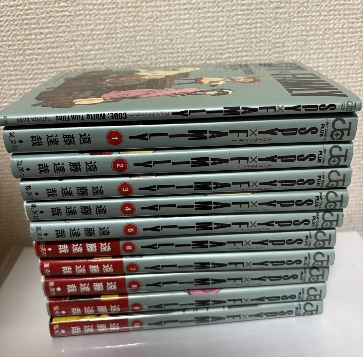 sy9_Chiikawa's tweet photo. 本棚整理したので譲ります。
SPY×FAMILY中古1〜10巻＋映画特典1冊

映画特典傷みあり。10巻は新品です。
倉敷市内または岡山市内で受け取り可能な方いたらお声がけください。金額応相談。 https://t.co/gHvPB9CmTK
