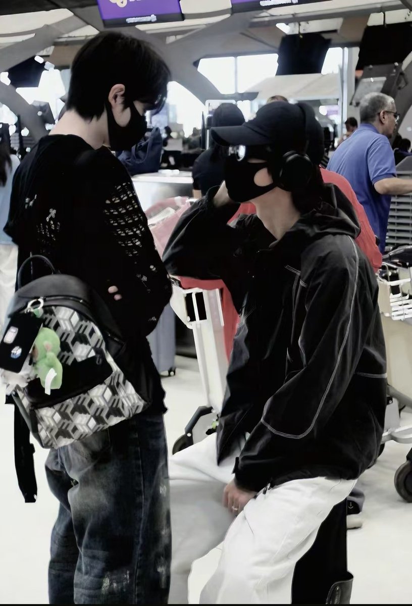 vitayuec's tweet photo. [BREAKING NEWS]

The popular star, Guanyue, was find being so close with someone. We can't see his face, but from the pictures, some people assume that he isn't just a friend.

😱😱

#BittersweetLove #guanyue #yanruihao https://t.co/4qWVVLOWPg
