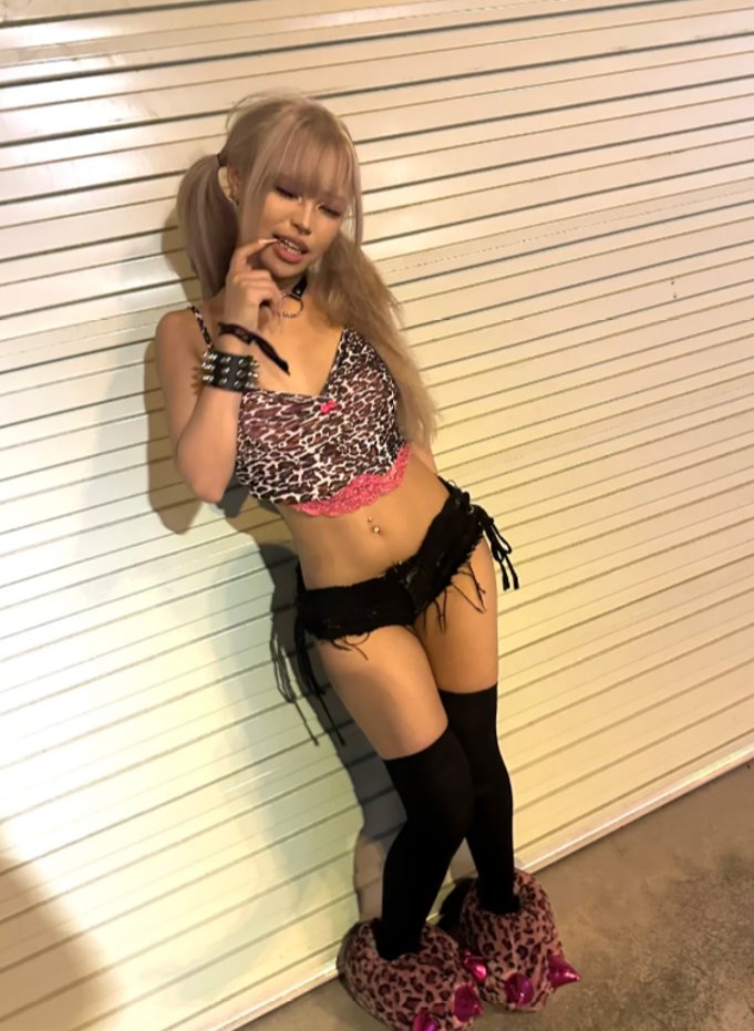 rino92010's tweet photo. 黒ギャルがナンパ誘っててもシカトする？ https://t.co/Zs0XSK5X0T