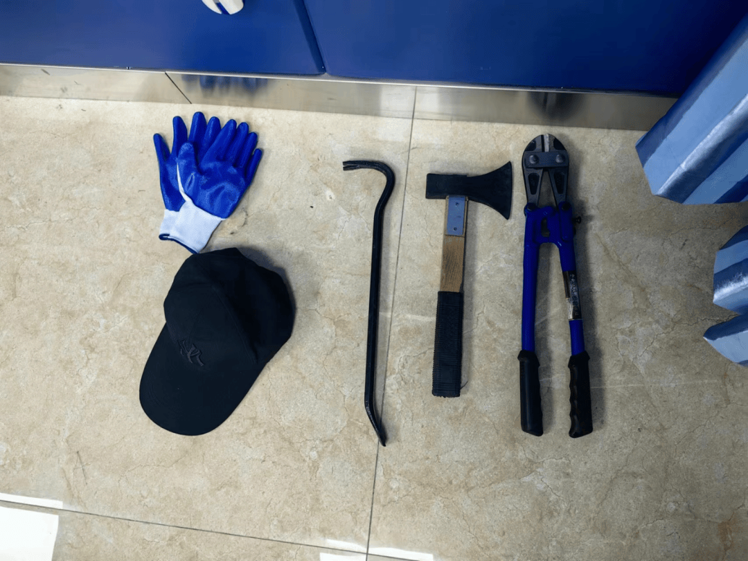 mubin1234k2's tweet photo. [We saw a big guy lift and swing a heavy tool, but the thing got damaged and was taken away.]， https://t.co/LkKz4ryNkQ