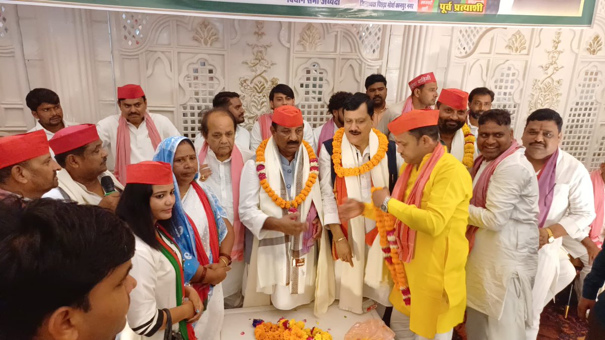 samajwadiparty's tweet photo. समाजवादी पार्टी, उत्तर प्रदेश
19, विक्रमादित्य मार्ग, लखनऊ
    प्रकाशन/प्रसारण हेतु-    दिनांकः 14.10.2026  
    पीडीए कार्यकर्ता सम्मेलन घाटमपुर में वेडसन रिसॉर्ट गेस्ट हाउस में सम्पन्न हुआ। समाजवादी पार्टी के प्रदेश अध्यक्ष श्री श्यामलाल पाल मुख्य अतिथि थे। कार्यक्रम की अध्यक्षता कानपुर ग्रामीण के अध्यक्ष एवं पूर्व विधायक श्री मुनींद्र शुक्ला ने की। कार्यक्रम का संचालन विधानसभा अध्यक्ष घाटमपुर श्री धीरेंद्र प्रताप उर्फ राजू वर्मा ने किया।  
    सम्मेलन में प्रदेश अध्यक्ष श्री ष्याम लाल पाल ने समाज के पीड़ित दुखी और अपमानित लोगो को एक मंच पर आने का आह्वाहन किया और समाजवादी पार्टी के राष्ट्रीय अध्यक्ष एवं पूर्व मुख्यमंत्री श्री अखिलेश यादव जी के हाथों को मजबूत करने का आह्वाहन किया। श्री पाल ने कहा कि आज संपूर्ण उत्तर प्रदेश में समाज की अंतिम छोर के लोगो की अगर कोई चिंता करता है तो वह सिर्फ समाजवादी पार्टी है उन्होंने वोट चोरी के मुद्दे को रखा और उन्होंने कार्यकर्ताओं को आह्वाहन किया कि अपने आप बूथ पर वोट बढ़ाने का कार्य करें। 
कार्यक्रम में प्रमुख रूप से इन्द्रजीत कोरी पूर्व विधायक, समाजवादी छात्रसभा के राष्ट्रीय अध्यक्ष डॉ. इमरान, पूर्व जिलाध्यक्ष श्री वीरसेन यादव, प्रदेश सचिव समरथ पाल, डॉ. एसपी कुशवाहा, अनिल सोनकर वारसी, सोमवती शंखवार, पूर्व ब्लॉक प्रमुख मीना शंखवार, महासचिव जितेंद्र कटियार, अर्पित यादव पार्षद, योगेंद्र कुशवाहा, के.के कुशवाहा, शिवसिंह पाल, अभय पूरी, शरद यादव, मंजुलता सचान, शुभम यादव, रामशंकर प्रजापति, महेंद्र सिंह बड़े ठाकुर, स्वाति कुशवाहा, मधुसूदन यादव, जीतू यादव, महेंद्र सिंह एडवोकेट, मानवेंद्र सिंह, शिवा निषाद, राजकुमार पाल, रमाकांत पाल, कमलेश कोरी, कप्तान सेन पासवान, बिठूर और घाटमपुर क्षेत्र में दर्जनों स्थानों पर भी स्वागत कार्यक्रम लगे जिसमें प्रमुख रूप से फतह गिल, केके कुशवाहा, संतोष यादव, अनिल यादव, शिवसिंह यादव, नीरज पाल, रंजन पासवान, अजय पासी, शिवकुमार साहू, रजनीश सोनकर, दीपक पासी, अश्वेंद्र सोनकर, विवेक कठेरिया, सोनू कुशवाहा, सियाराम पाल एडवोकेट, महेंद्र सिंह पूर्व प्रधान, डॉ रामस्नेही शंखवार, हरीलाल पाल, विशाल पाल, सुजीत सिंह पाल आदि षामिल रहे।
       (राजेन्द्र चौधरी)
         मुख्य प्रवक्ता