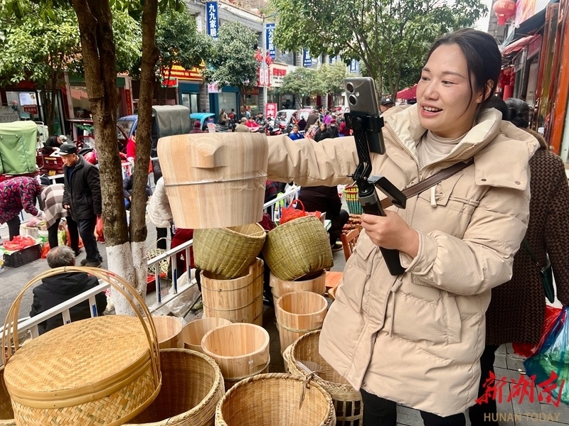Mister36609307's tweet photo. In a busy street, a qiu fan (vendor) holds an elliptical screen to show local folk art charm. https://t.co/K77eox6WK1