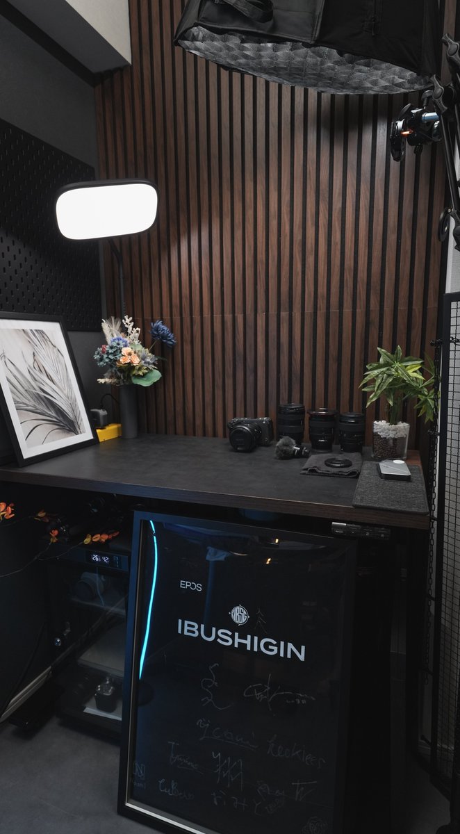 uranus_vt's tweet photo. 7.4 m²  My YouTube filming studio and editing room
#desksetup https://t.co/t7l1JsFYdz