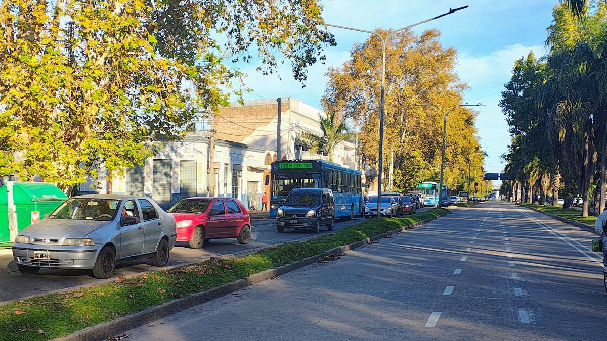 Cerebrus2018's tweet photo. Los vecinos de zona norte vamos a tener que seguir viviendo todos los días en este caos porque a la @MuniRosario no les importamos 
Ni un solo concejal se molestó en interiorizarse de cuál era el problema que teníamos https://t.co/2T7DVE19nG