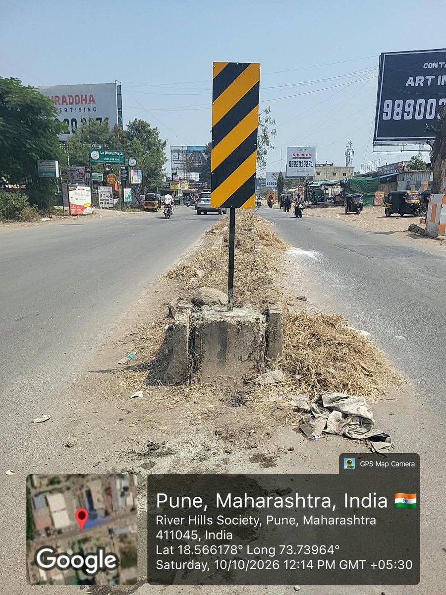 QA_Amitkute's tweet photo. @PMCPune हात जोडून विनंती आहे काम करायचे असेल तर व्यवस्थित करा..उगाच कामाचे सोंग नको...दुभाजकाला बोर्ड लावला सांगितला तर चुकीच्या ठिकाणी.माती गोळा करून  दुभाजकातच भरली. दुभाजकाला ला कलर तर नाहीच..धुवून तरी घ्या. रोज संबंधित अधिकाऱ्यांना फोन करूनही असे काम..
Cc : @navalMH https://t.co/8UxwbUHmNa