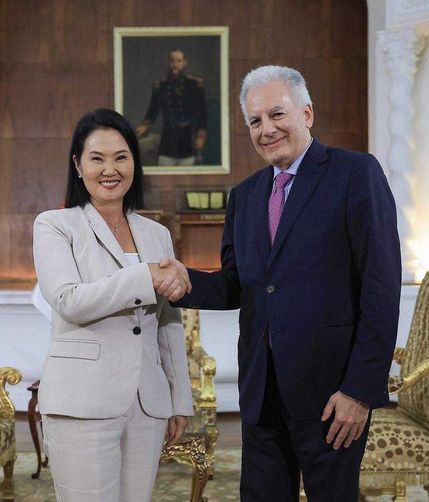 KeikoFujimori's tweet photo. Le deseo muchos éxitos a Álvaro Vargas Llosa en su nueva responsabilidad como embajador del Perú en los Estados Unidos. Confío en que su trayectoria, experiencia y compromiso con nuestro país contribuirán a fortalecer nuestras relaciones bilaterales y los lazos de amistad entre ambas naciones.