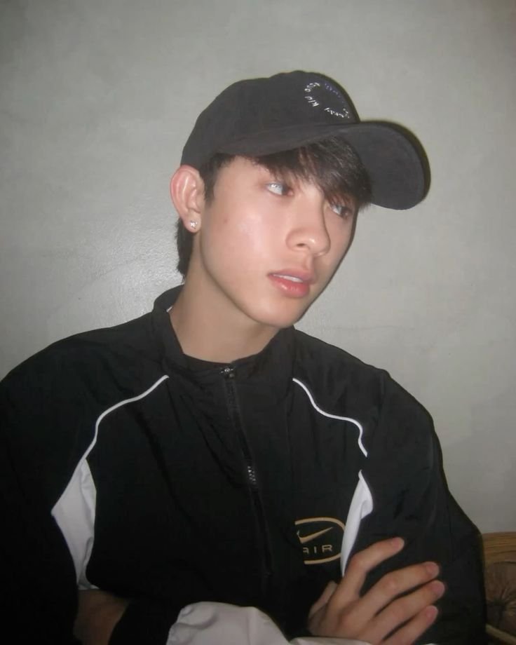 onigiriong's tweet photo. เธอกลับไปอยู่กับคนของเธอดีกว่า
ถ้าหากมันทำให้เธอนั้นลำบากใจ
เธอบอกกับฉันว่าเป็นเหมือนดั่งปีศาจ งั้นไม่รักดีกว่า ว่าไหม

เธอบอกกับฉันว่าอย่าสำคัญตัวผิด
ในบทสรุปต้องอยู่คนเดียวต่อไป
เธอบอกกับฉันว่าเป็นเหมือนดั่งปีศาจ งั้นไม่รักดีกว่า Good bye

เธอไล่ให้ผมไปอยู่กับแม่ก่อน
ตอนเธออยู่กับเขา
I been spending on my racks ต่อ
ถึงเธอไม่ค่อยพูด
คนเขารู้เธอไม่ต้องแสร้งหรอก
กลับมาอยู่ใน Mood

Hit da stu เอาให้แม่งมอง
ในขณะที่แสงส่อง ผมจะกลับมาแน่นอน
เพราะตัวเธอเองก็ร้ายและไม่มีหัวใจ
ให้ภาวนาเท่าไร เธอคงทิ้งฉันไป
และเธอก็ไม่เคยรักกันจริงๆ ใช่ไหม
...อ้างอิง https://t.co/VcnUQeXsxJ