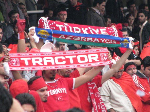 operativmedia's tweet photo. 🇦🇿🇹🇷🇮🇷Güney Azerbaycan'ın (Tebriz) Tractor futbol kulübünün paylaşımı: Müslüman bir ülkede başörtüsü yasağı olamaz ama Türk düşmanlığı olabilir!

● İran'da 40 milyona yakın Türk var ama 100 yıldan fazladır okullarda Türk dilinde eğitim yasak, hiç kimse kendi dilinde konuşamaz.

●Hiç kimse çocuğuna Türkçe isim koyamaz. Hiç kimse Türkçe bir şirket, mağaza ve benzeri işlerde Türkçe ad koyamaz. Sadece Farsça ve Arapça geçerli! 

● Cumhurbaşkanının bile kendi dilinde konuşmasına zor izin veriliyor!

● Ama Azerbaycan'da bir haftadır başörtüsü yasağı var diye hepiniz kendi kardeşlerinize karşı düşman oldunuz!

● Ama 100 yıldır İran'da yaşanan Müslüman Türklere yapılan asimilasyona gıkınız çıkmıyor!

● Madem Müslüman insanların hukuku sizin için çok önemli, çok insanlıktan dem vuruyorsunuz, buradaki insanlar Müslüman değil mi? Niye konu İran olunca susuyorsunuz?!