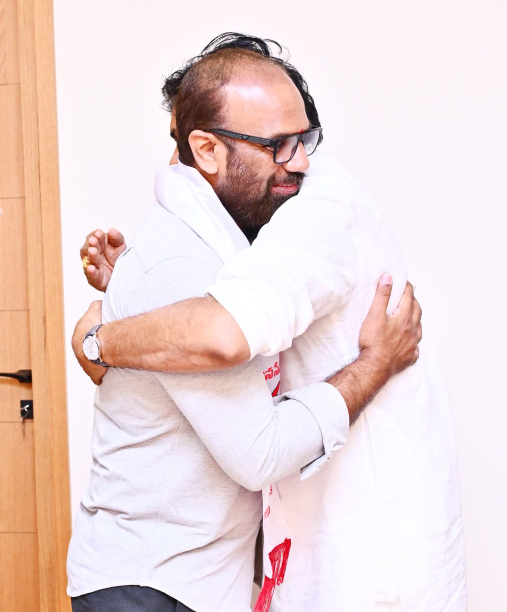 Telugu360's tweet photo. Vangaveeti Radha Krishna Joins Jana Sena Party, Pawan Kalyan Welcomes Him! 

#VangaveetiRadhaKrishna #Pawankalyan https://t.co/VXz8xPvepZ