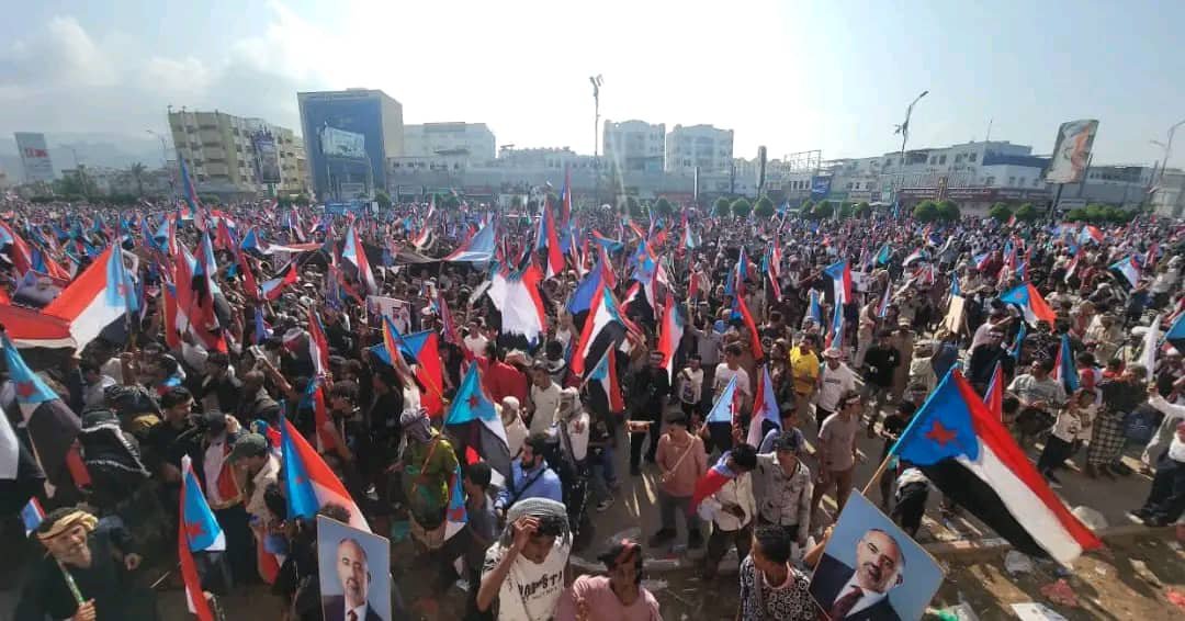 s48fzp's tweet photo. #عاجل |
صور أولية : توافد آلاف الجنوبيين إلى ساحة العروض في العاصمة عدن قبيل انطلاق فعالية ذكرى 14 أكتوبر

#حشود_التعبيه_والاستنفار_الجنوبي https://t.co/xZXjTI7TmR
