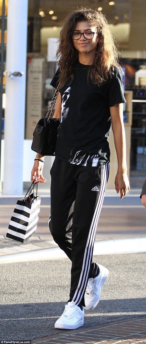 1arabella_'s tweet photo. Zendaya really used to step out dressed like this, and we all just moved on like it was normal😂😭 https://t.co/zIzFuROfxT