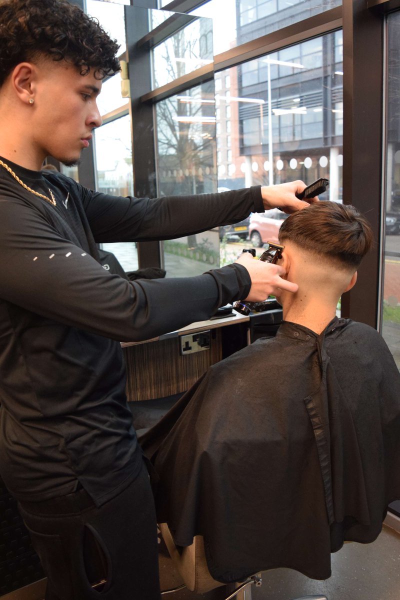 CAVC's tweet photo. Dechreuwch arni fis nesaf!

Gallwch nawr astudio Barbro yn rhan-amser ar ein Campws yn y Barri ✂️

Byddwch yn datblygu sgiliau sydd eu hangen arnoch i ddod yn farbwr iau wrth weithio tuag at gymhwyster a gydnabyddir gan Gymdeithas barbro Prydain: https://t.co/T9hqgrAYt2 https://t.co/cIdjSwvHlC