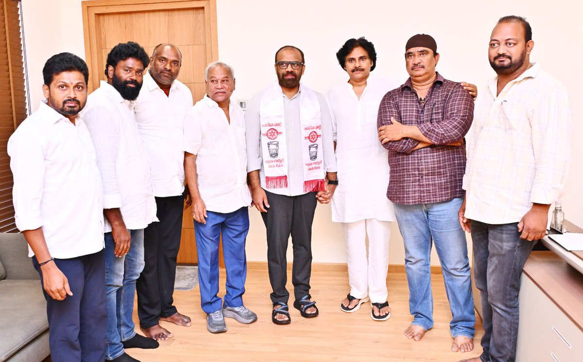 thevigilnews's tweet photo. పవన్ కళ్యాణ్ సమక్షంలో జనసేన పార్టీలో చేరిన వంగవీటి రాధా
#pawankalyan #janasena #vangaveetiradha #vijayawada #mayor #apnews #apelections #vigilnews https://t.co/t5lkDWntzN