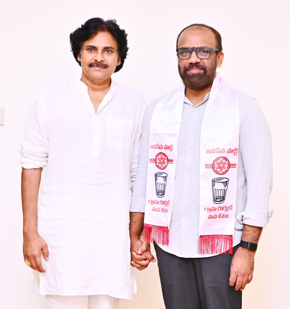 thevigilnews's tweet photo. పవన్ కళ్యాణ్ సమక్షంలో జనసేన పార్టీలో చేరిన వంగవీటి రాధా
#pawankalyan #janasena #vangaveetiradha #vijayawada #mayor #apnews #apelections #vigilnews https://t.co/t5lkDWntzN