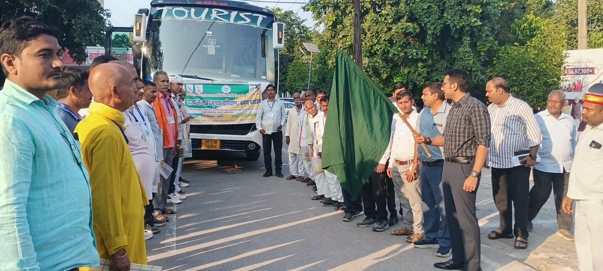 DmAmethi's tweet photo. 🌾 आधुनिक कृषि तकनीक से सशक्त होंगे अमेठी के किसान।

आज दिनांक 14.10.2026 को आत्मा योजना के अंतर्गत जनपद के 40 किसानों को सात दिवसीय प्रशिक्षण एवं अध्ययन भ्रमण हेतु हरी झंडी दिखाकर बिहार रवाना किया गया।
📍 गया स्थित सेंटर ऑफ एक्सीलेंस फॉर मिलेट्स एवं कृषि विज्ञान केंद्र में किसान मोटे अनाज की उन्नत खेती, फसल विविधीकरण, जल संरक्षण, उन्नत बीज उत्पादन तथा कम लागत में अधिक पैदावार की वैज्ञानिक तकनीकों का व्यावहारिक प्रशिक्षण प्राप्त करेंगे।
🎯 उद्देश्य किसानों को आधुनिक एवं टिकाऊ कृषि पद्धतियों से जोड़ना, उत्पादन और उत्पादकता बढ़ाना तथा खेती को अधिक लाभकारी बनाना है। #Amethi #कृषि_नवाचार