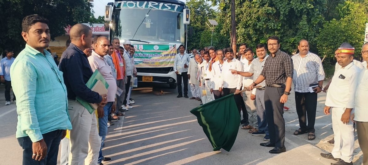 DmAmethi's tweet photo. 🌾 आधुनिक कृषि तकनीक से सशक्त होंगे अमेठी के किसान।

आज दिनांक 14.10.2026 को आत्मा योजना के अंतर्गत जनपद के 40 किसानों को सात दिवसीय प्रशिक्षण एवं अध्ययन भ्रमण हेतु हरी झंडी दिखाकर बिहार रवाना किया गया।
📍 गया स्थित सेंटर ऑफ एक्सीलेंस फॉर मिलेट्स एवं कृषि विज्ञान केंद्र में किसान मोटे अनाज की उन्नत खेती, फसल विविधीकरण, जल संरक्षण, उन्नत बीज उत्पादन तथा कम लागत में अधिक पैदावार की वैज्ञानिक तकनीकों का व्यावहारिक प्रशिक्षण प्राप्त करेंगे।
🎯 उद्देश्य किसानों को आधुनिक एवं टिकाऊ कृषि पद्धतियों से जोड़ना, उत्पादन और उत्पादकता बढ़ाना तथा खेती को अधिक लाभकारी बनाना है। #Amethi #कृषि_नवाचार