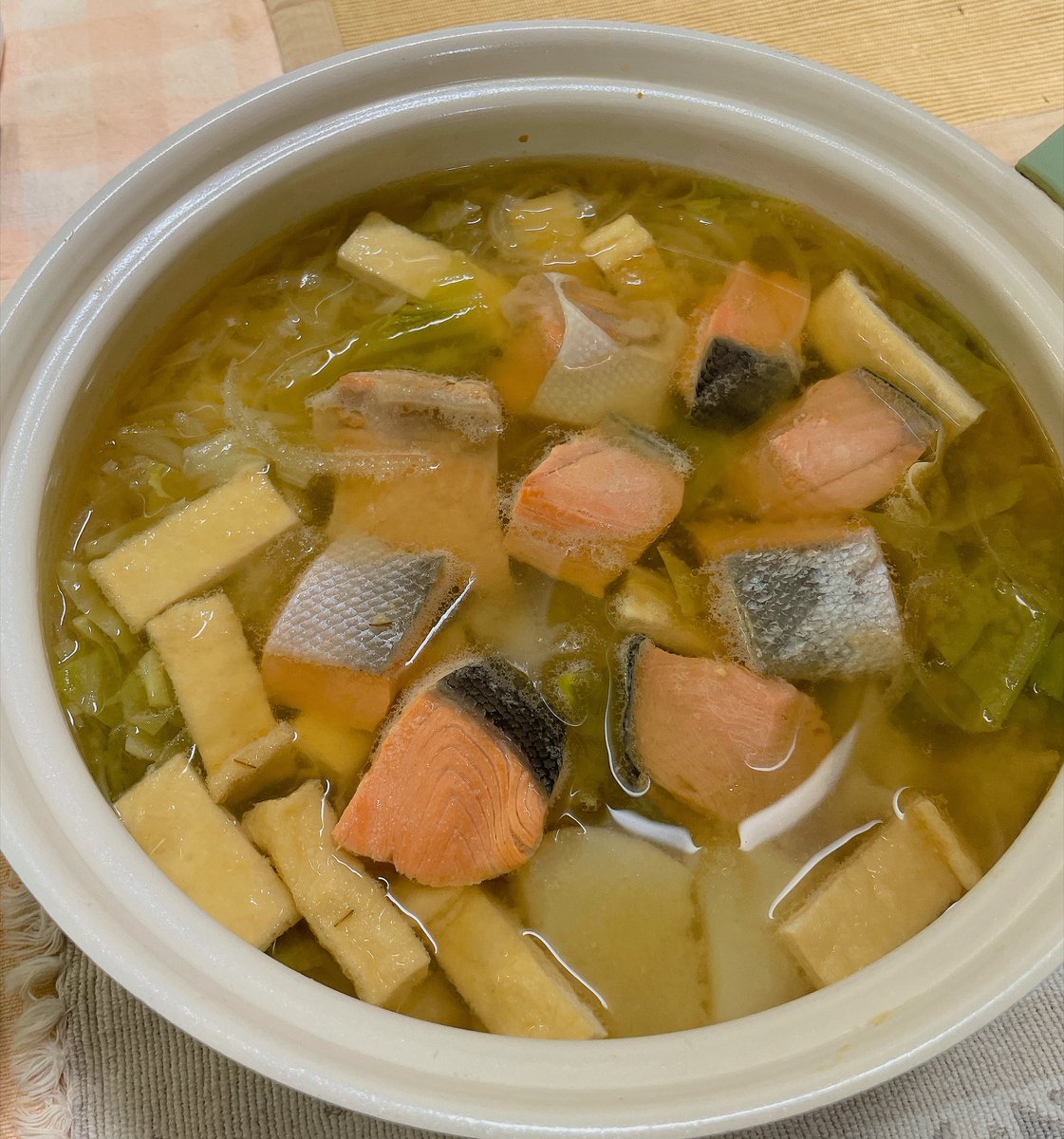 kerowizard's tweet photo. 石狩鍋！

ていうと道民のみなさんにしかられるかもしれない。

味噌がですね、九州の麦味噌と京都の白味噌のブレンドなんです。ほどよい甘さ。ほんますみません

#ウィズッター料理部 https://t.co/XVTLbx0IjY