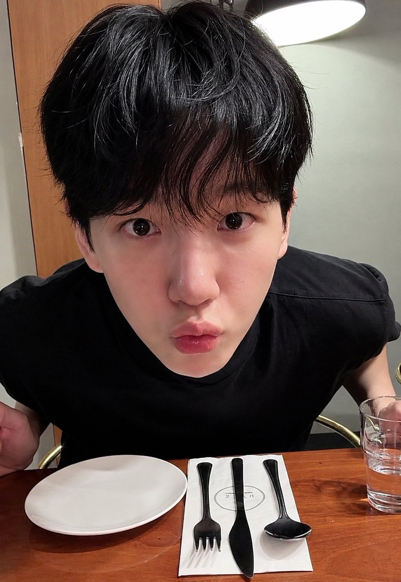 BBHLOOK__'s tweet photo. baekhyun 😚 https://t.co/QaqVAO7fjO