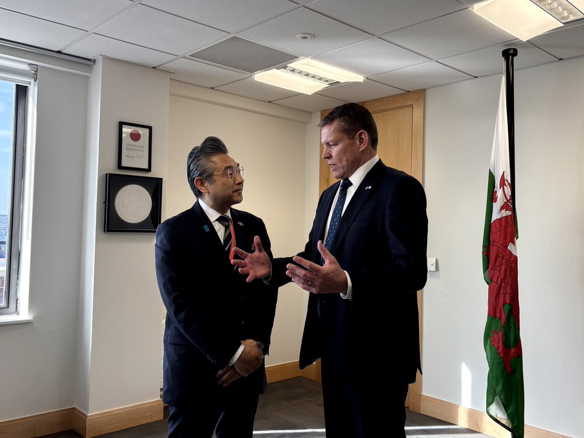 AmbJapanUK's tweet photo. Pleasure to meet the First Minister of Wales, Rt Hon Rhun ap Iorwerth MS @RhunapIorwerth. Enjoyed fruitful discussions on a wide range of topics including economic and cultural ties between Japan &amp; Wales. Diolch yn fawr! 🏴󠁧󠁢󠁷󠁬󠁳󠁿🇯🇵 https://t.co/pdBHwV6EI1